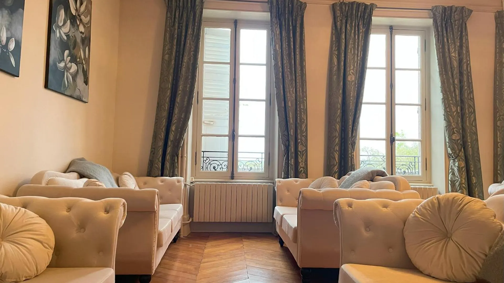 Lapeyrouse Chateau De Bruges לינה וארוחת בוקר