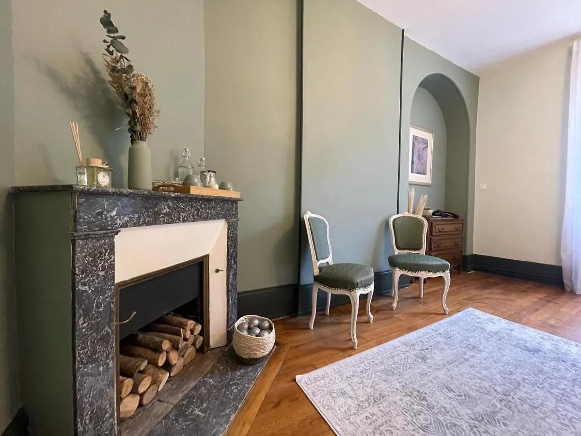 Chateau De Bruges Lapeyrouse Bed & Breakfast